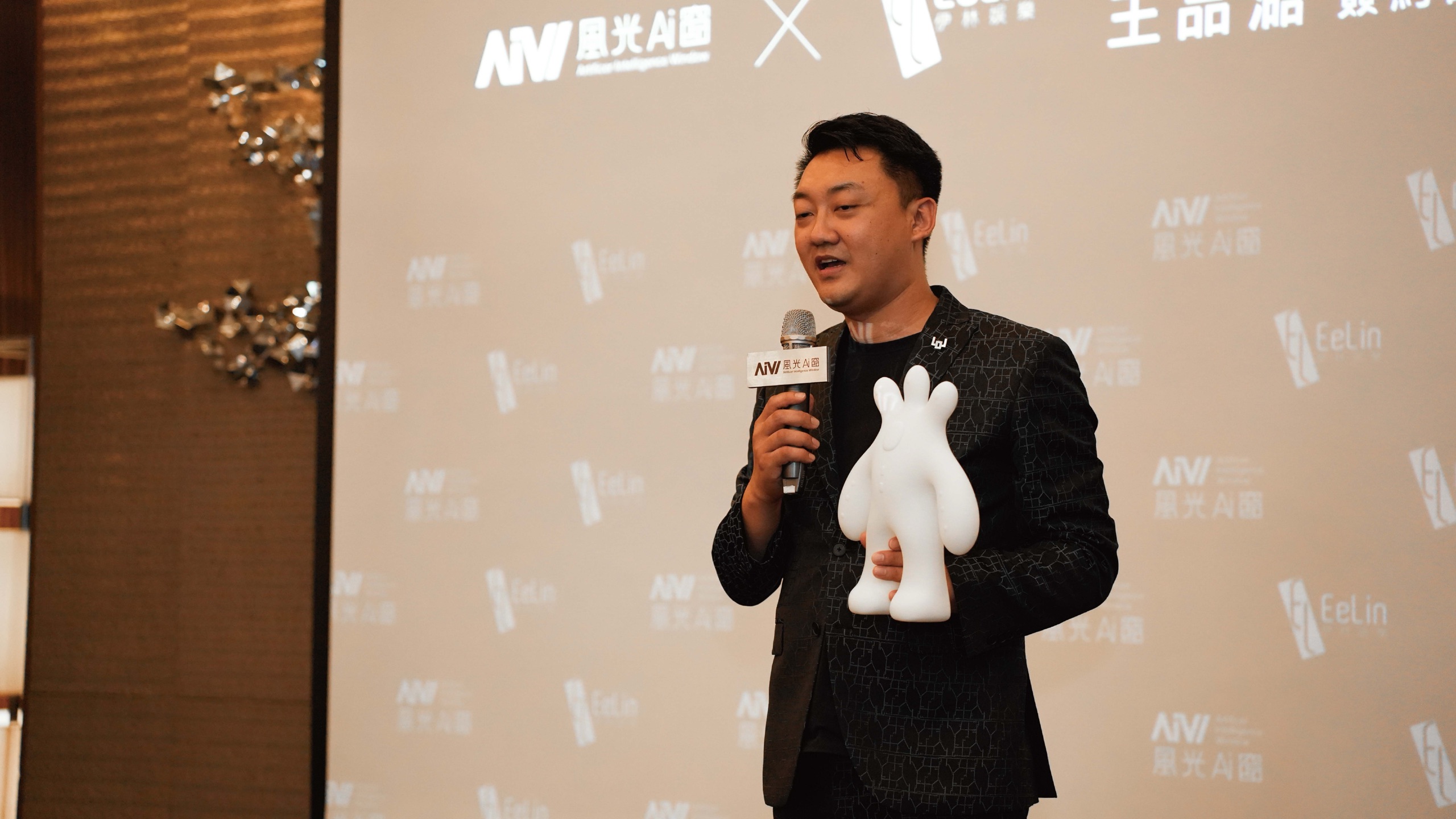 風光Ai窗代表於王品澔簽約記者會致詞，手持品牌公仔